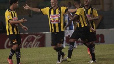 Julio 'Palomo' Rodríguez celebra junto a sus compañeros el gol ante Victoria.