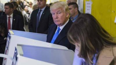 El magnate republicano emitió su voto en una escuela de Manhattan. AFP.