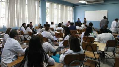 Los médicos permanecen en asambleas informativas.