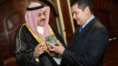 El presidente de Honduras, Juan Orlando Hernández junto a Sameeh Essa Johar Hayat, el embajador de Kuwait en México.