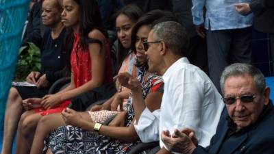 Barack Obama junto a su familia en una visita a Cuba y reuniones con el líder cubano Raúl Castro. AFP/archivo.