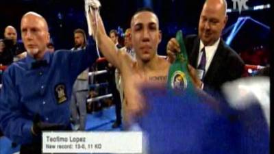 El boxeador Teófimo López desató la polémica tras rechazar la bandera de Honduras cuando era premiado.