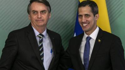 El presidente brasileño, Jair Bolsonaro, junto al mandatario interino de Venezuela, Juan Guaidó./AFP.