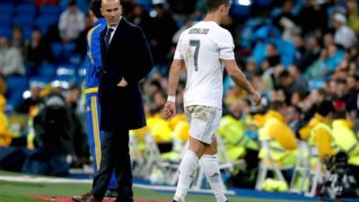 Cristiano Ronaldo abandonó el partido ante el asombro de Zidane. Foto EFE/JuanJo Martín