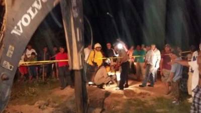 Los bomberos intentan rescatar al menor que cayó dentro del pozo en San Lorenzo, Valle.