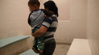 Las migrantes junto con sus hijos fueron detenidas en la frontera y enviadas al Centro Familiar Residencial en Dilley, Texas. Foto: Getty