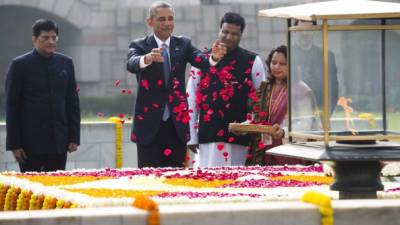 Obama llevó una ofrenda floral al lugar donde fue incinerado 'mahatma' Gandhi.