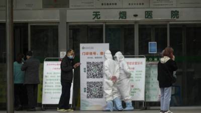 Los trabajadores médicos reciben a un paciente frente al Hospital Central de Wuhan en Wuhan. Foto: AFP