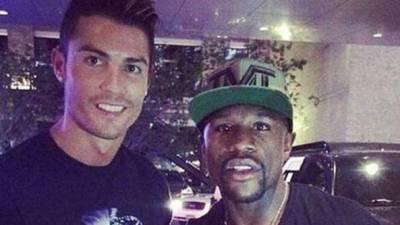 Cristiano Ronaldo y Mayweather son buenos amigos desde hace varios años.