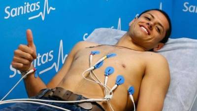 El nuevo delantero blanco Javier 'Chicharito' Hernández se sometió a las pruebas en el hospital Sanitas La Moraleja.