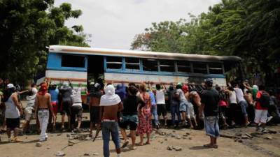 Manifestantes incendiaron un autobús en Managua en uno de los incidentes ocurridos durante el paro nacional contra Ortega en Nicaragua./AFP.