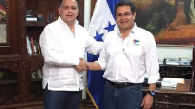 El presidente Juan Orlando Hernández y el alcalde Armando Calidonio se reunieron ayer en Casa Presidencial.