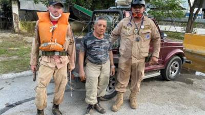 El excomandante Roberto Rodríguez (en el centro de la foto) junto a dos de sus colegas tras regresar de una jornada de rescate.