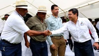 Leopoldo Durán, José Luis Osorio, Arnaldo Castillo y el presidente Juan Orlando Hernández en Comayagua.