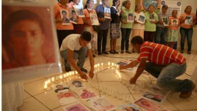 Los familiares recordaron a sus parientes a través de fotografías.