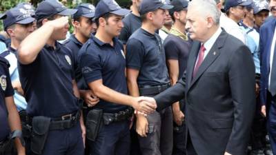 El presidente Recep Erdogan saluda a policías. Foto: AFP