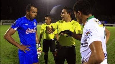 Donis Escober antes del inicio del partido contra el Platense.