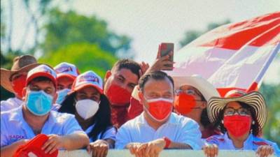 El precandidato liberal Darío Banegas junto a sus compañeros de fórmula.