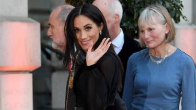 La duquesa de Sussex, Meghan Markle (c), saluda a su llegada a la inauguración de la exposición sobre Oceanía en la Academia Real de las Artes, en Londres (Reino Unido), hoy. EFE