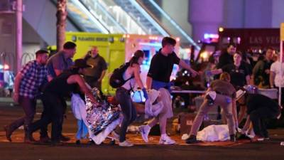 Dramática escena en Las Vegas durante el tiroteo sucitado la noche del domingo. AFP.