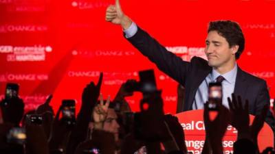 Justin Trudeau es ovacionado por sus seguidores en Ottawa. El elegido primer ministro buscará que la diplomacia canadiense vuelva a jugar un papel destacado en el mundo.