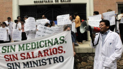 La mañana de ayer, los médicos se tomaron la entrada principal de la Secretaría de Salud.