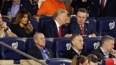 Trump y Melania fueron abucheados en el National Parks tras asistir a un juego entre los Nacionales de Washington y los Astros de Houston./AFP.