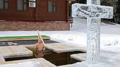 El Kremlin indicó que este baño en temperaturas bajo cero marca 'una de las fiestas cristianas más importantes; el bautismo de Cristo'. FOTO AFP