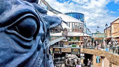 En el Camden Town encontrará fachadas multicolores adornadas con gigantescos dragones.