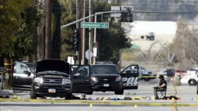 Los investigadores del tiroteo de San Bernardino (California, EE.UU.), en el que este miércoles murieron 14 personas, hallaron bombas caseras y armamento en la vivienda de los principales sospechosos y mantienen abiertas todas las posibilidades sobre cuál pudo ser el motivo de la masacre. EFE