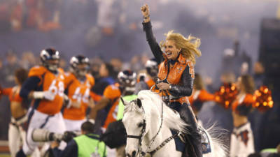 Una fans de Los Bronco de Denver a su llegada al estadio en Nueva York para el Super Bowl. EFE