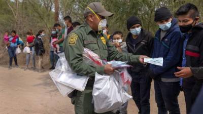 Mientras el presidente Joe Biden minimizaba en su primera conferencia de prensa la crisis migratoria en la frontera de Estados Unidos con México, cientos de indocumentados ingresaban ilegalmente desbordando a la Patrulla Fronteriza que no se da abasto para recoger los numerosos grupos que cruzan el río Bravo durante noche y día.