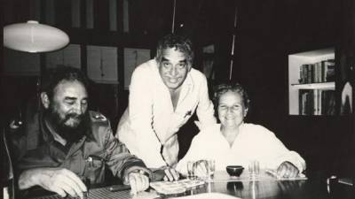 Fotografía de divulgación sin fecha donde se ve a Gabriel García Márquez junto a su amigo Fidel Castro y a la agente literaria española Carmen Balcells tomada en los años 80 en La Habana, Cuba. EFE
