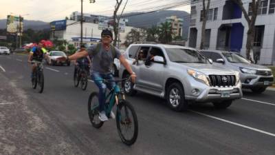 Carlos Vives se mostró muy feliz de andar en bicicleta por San Pedro Sula, en la cara se notaba.