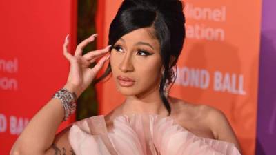 Cardi B es una rapera estadounidense de raíces dominicanas.