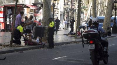 Al menos 13 personas murieron y 100 resultaron heridas tras ser embestidas por una furgoneta en las Ramblas, Barcelona.