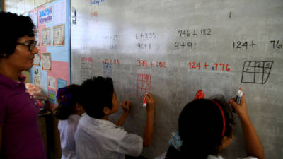 Los docentes de San Pedro Sula refuerzan en matemáticas en tiempo extra a los menores que lo necesitan.