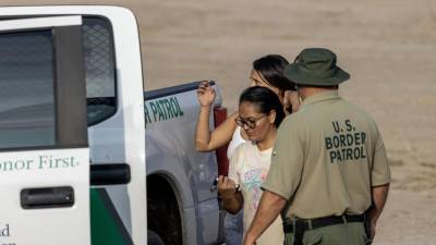 Agentes de la Patrulla Fronteriza de EE.UU. participan en la captura de migrantes en la frontera con México en un punto de Texas, en una fotografía de archivo.