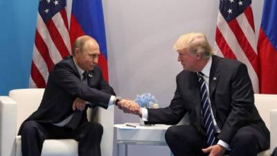 Vladimir Putin saluda a Donald Trump.
