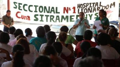 Enfermeras de Sitramedhys en asambleas informativas en el estacionamiento del Leonardo Martínez ayer en San Pedro Sula. Foto: Yoseph Amaya.