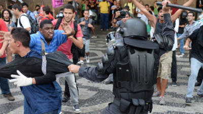 El fuerte enfrentamiento entre manifestantes y la Policía se registró en Río de Janeiro.