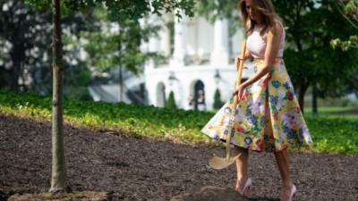 Melania Trump se encuentra en el centro de la controversia luego de que apareciera plantando un árbol con sus tradicionales tacones Louboutin en un acto oficial en la Casa Blanca.