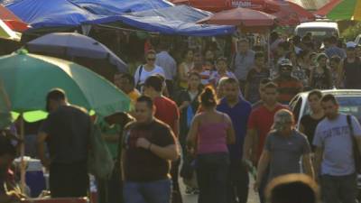 Los vendedores han cerrado parcialmente las calles de El Centro con sus productos. Fotos: Melvin Cubas