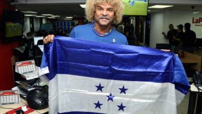 Carlos “Pibe” Valderrama posa con la bandera de Honduras en la sala de Redacción de Diario LA PRENSA.