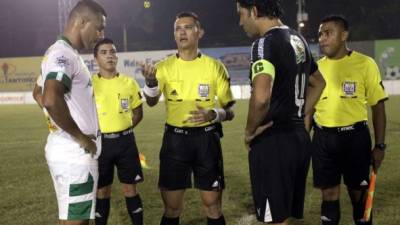 Los capitanes de Platense, Walter Hernández, y Honduras Progreso, Raymundo Cálix, previo al inicio del partido.