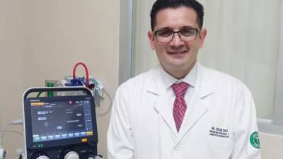 El intensivista Óscar Díaz, jefe de la Unidad de Cuidados Intensivos del IHSS en San Pedro Sula explicó los efectos que afrontan los médicos en la lucha con el coronavirus.