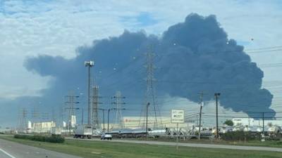 El gigantesco incendio en la planta de químicos ITC mantiene en alerta a las autoridades de Texas./AFP.