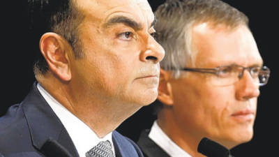 Carlos Ghosn (izq.), presidente de Renault y Nissan, con su mano derecha, Carlos Tavares, quien renunció a su cargo de director de operaciones de Renault.
