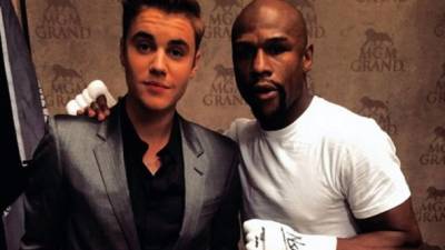 Justin Bieber junto a Floyd Mayweather antes de la pelea contra Manny Pacquiao.