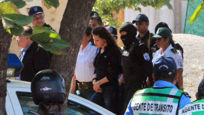 MAN01.- MANAGUA (NICARAGUA).- 23/12/2013.- Raquel Alatorre (c), líder del grupo de 18 mexicanos que simularon ser periodistas de Televisa, es conducida por fuerzas especiales de la policía nacional hoy, lunes 23 de diciembre de 2013, en el Aeropuerto Internacional de Managua (Nicaragua). Agentes de la Policía del país centroamericano condujeron a los mexicanos, a quienes se les había incautado 9,2 millones de dólares, para ser repatriados y cumplir sus condenas por narcotráfico y lavado de dinero en México. EFE/Mario López